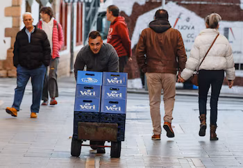 FOTO DE ARCHIVO. Un trabajador empuja un carro con cajas de agua en Ronda, Andalucía, España. 3 de enero de 2023. REUTERS/Jon Nazca