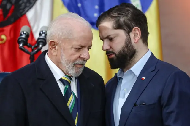 Lula y Boric dialogan a corta distancia durante un encuentro en 2024.
