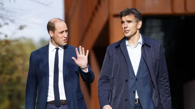 El príncipe William (izq.) camina con Matt Brittin durante su visita a las instalaciones de Google en Londres, noviembre 16, 2017
