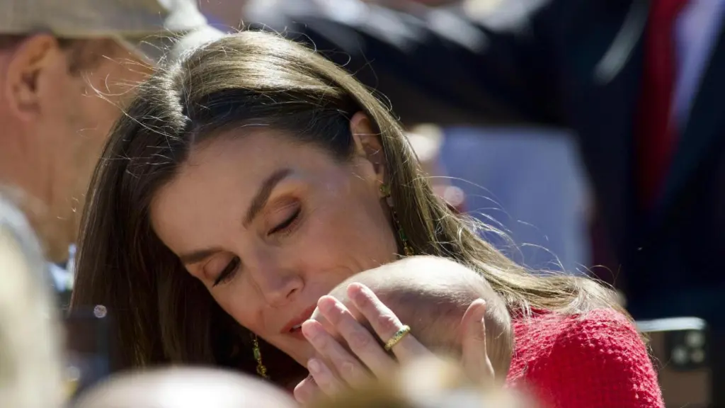 La reina, junto a un bebé.