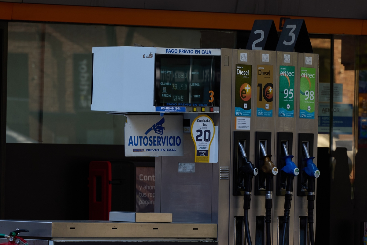 Surtidores de una gasolinera Repsol.