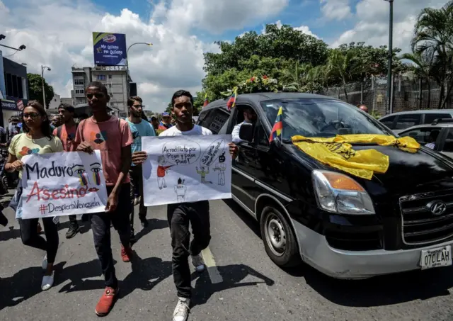 Personas protestan junto al cortejo fúnebre de Fernando Albán en 2018.