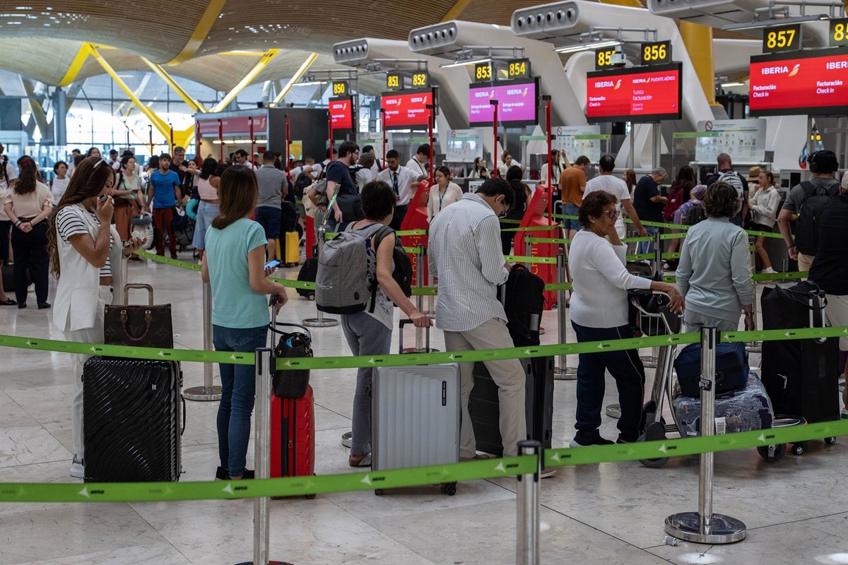 Viajeros en el aeropuerto Adolfo Suárez Madrid-Barajas. Alejandro Martínez Vélez - Europa Press