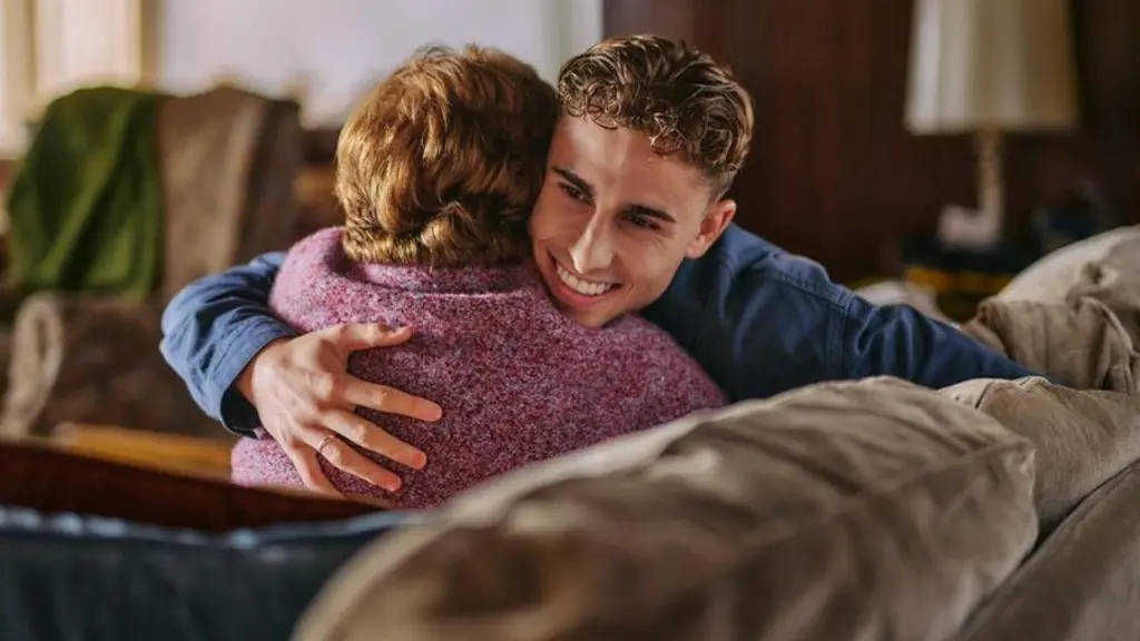 Fermín López, jugador del FC Barcelona, se abraza con su abuela.