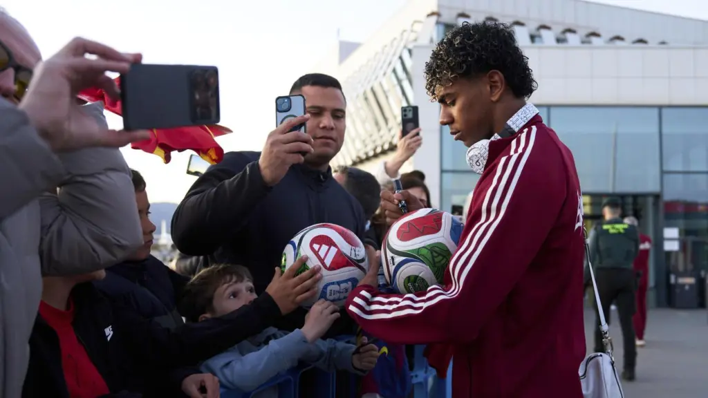 Lamine Yamal atendiendo a los fans con la Selección