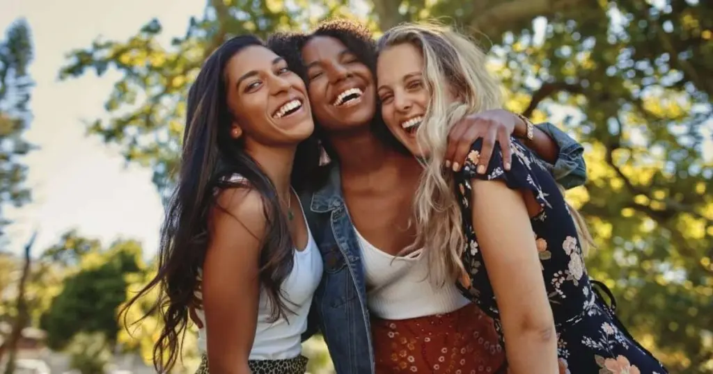 Descubre el amigo perfecto para cada signo: cómo te relacionas según tu carta astral