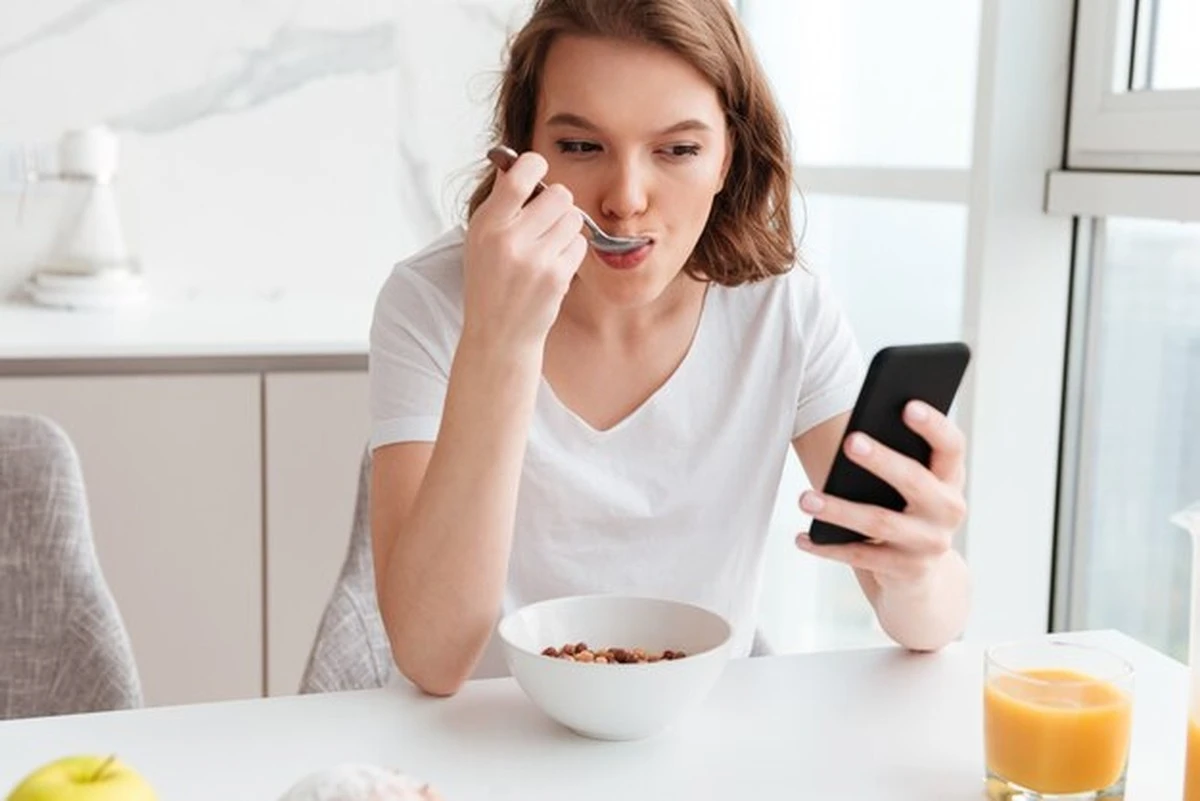Descubrí tarde que comer mientras usas el móvil daña tu digestión - image 1