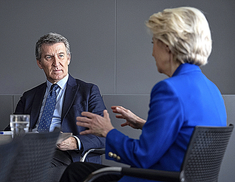 Alberto Núñez Feijóo y la presidenta de la Comisión Europea, Ursula von der Leyen, en 2025.