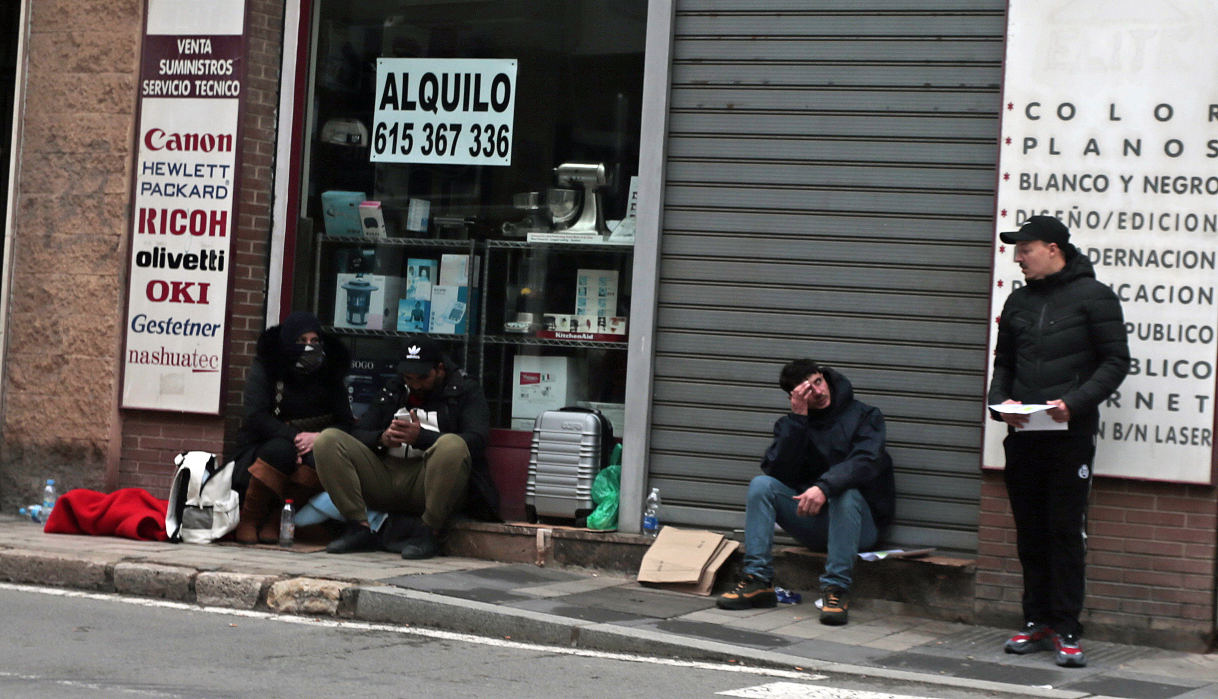 Personas de origen extranjero haciendo cola para entrar en el consulado de Argelia.