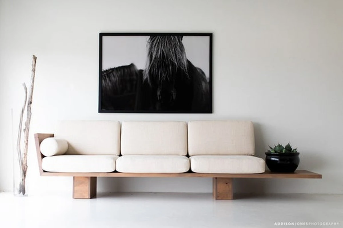 Diseño de interiores: el sofá pequeño con base de madera que amplía tu salón - image 1