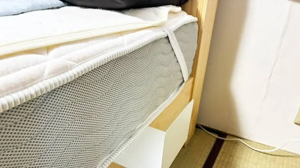 Dormitorio pequeño: pon un sujetalibros bajo el colchón y gana espacio extra