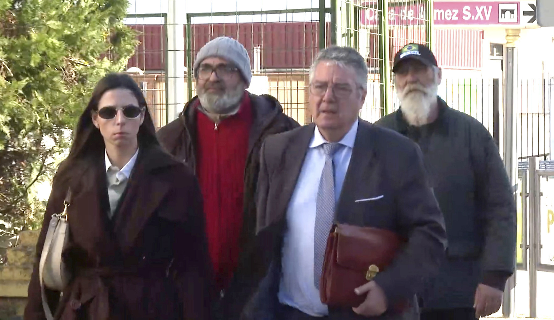 Julián y Manuel González, al fondo, yendo a declarar al juzgado.