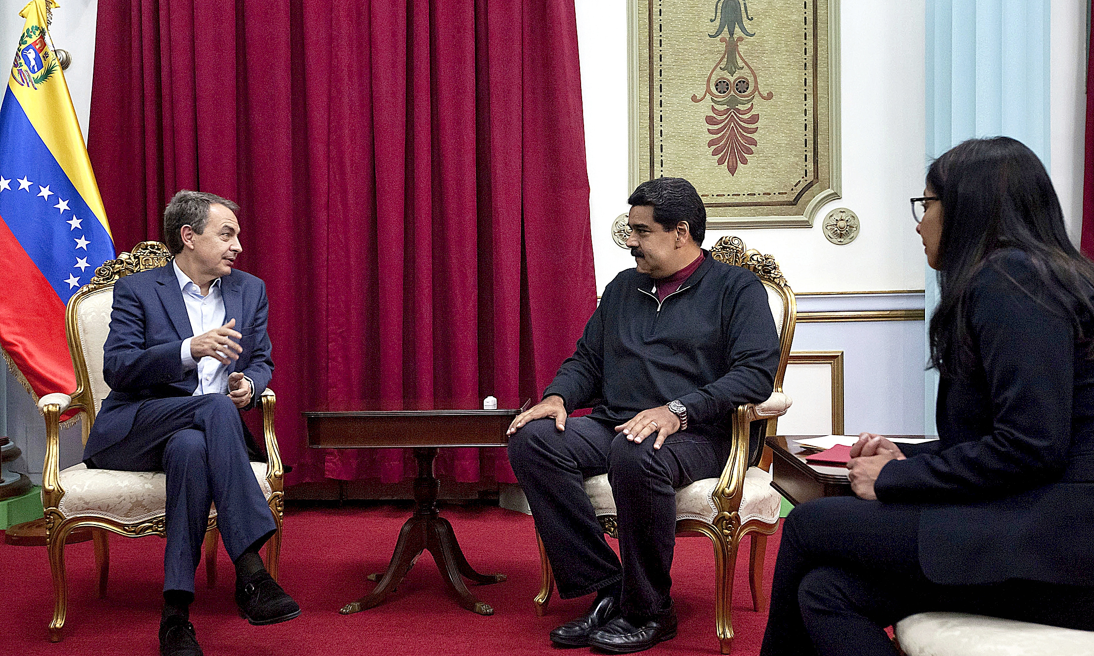 De izquierda a derecha, Zapatero, Maduro y la entonces vicepresidenta Delcy Rodríguez durante una reunión en Caracas