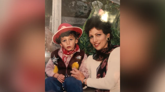 Christopher de pequeño disfrazado de vaquero junto a su madre Anita