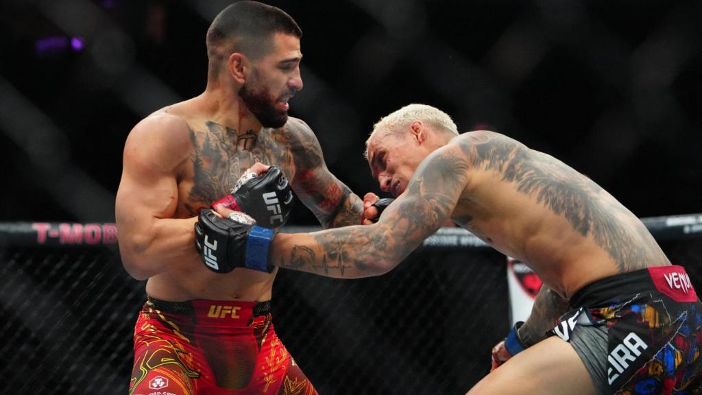 Ilia Topuria, durante la pelea contra Charles Oliveira en la que se proclamó campeón de UFC del peso ligero