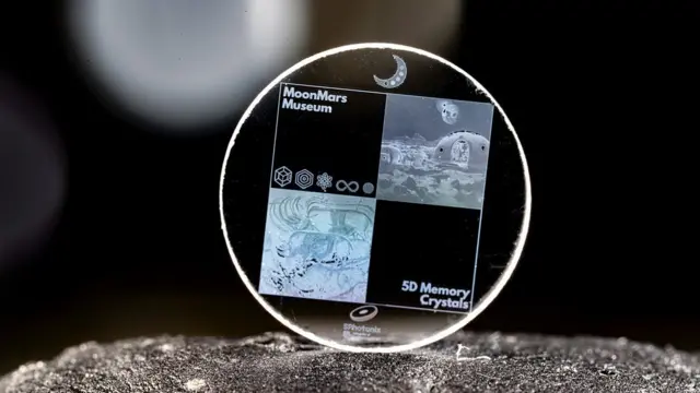 Imagen de un cristal de vidrio de SPhotonix que muestra imágenes digitales de una pintura de la Cueva Chauvet y una imagen generada por IA del alunizaje fue lanzado a la órbita en junio de 2025.