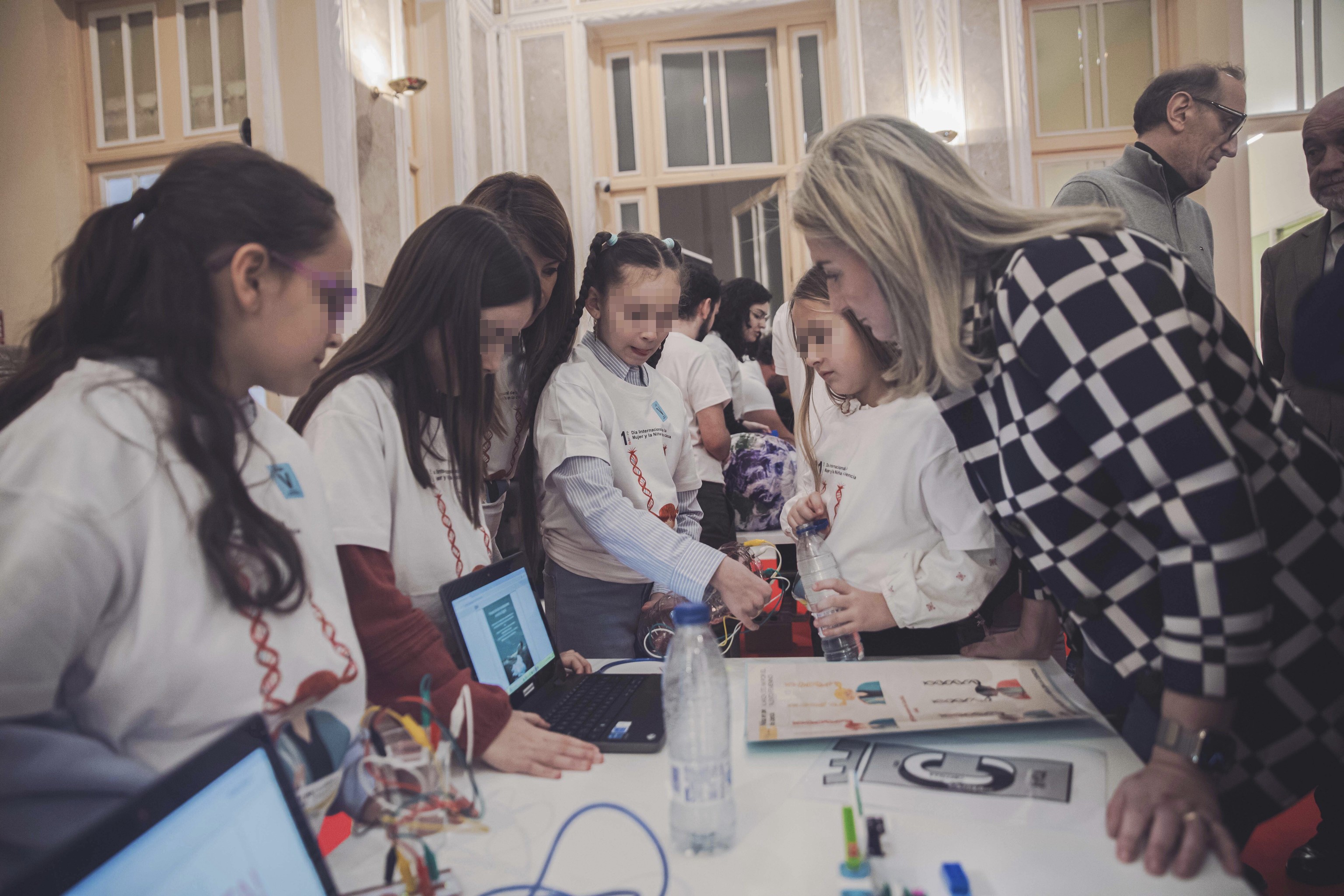La ministra Tolón hace experimentos científicos con alumnas de Primaria.
