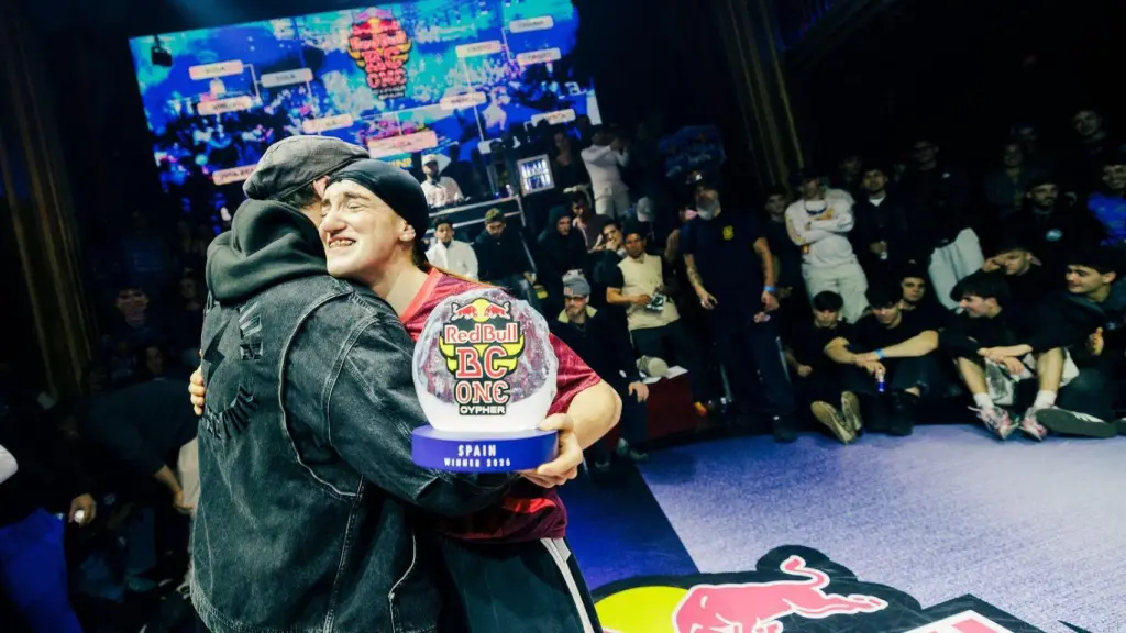 Lola, emocionada tras salir campeona.