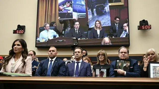 El representante de EE.UU. Jamie Raskin (mostrado en pantalla), demócrata de Maryland, habla junto a una imagen de Renee Good, quien fue asesinada por agentes federales de inmigración en Mineápolis el 7 de enero de 2026, mientras la secretaria de Seguridad Nacional de EE. UU., Kristi Noem (izquierda), testifica durante una audiencia del Comité Judicial de la Cámara sobre la supervisión del Departamento de Seguridad Nacional en el Capitolio en Washington, DC, el 4 de marzo de 2026.
