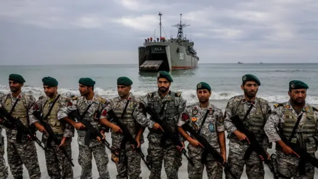 Tropas iraníes durante un simulacro en el estrecho de Ormuz.