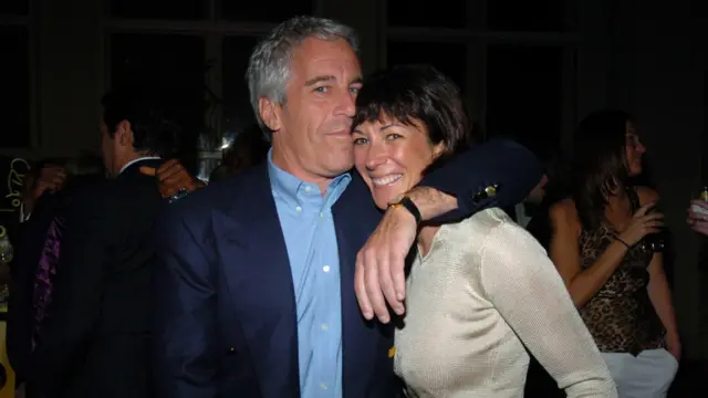 Jefrrey Epstein y Ghislaine Maxwell, abrazados en 2005