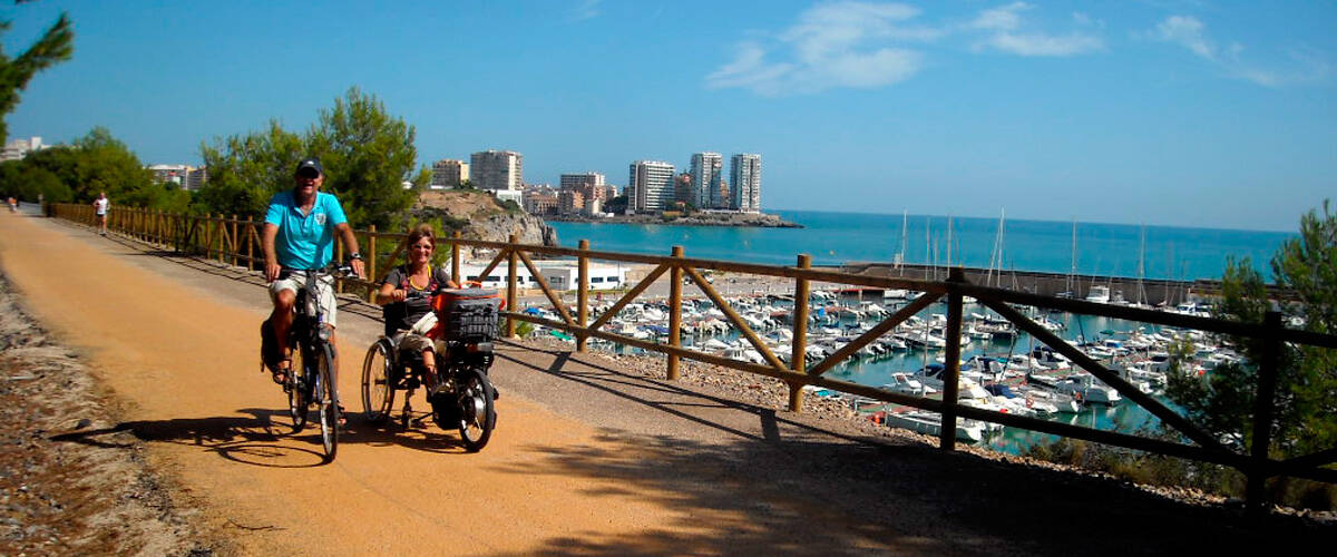 Foto: La Vía Verde con vistas al mar donde practicar deporte en la Comunidad Valenciana. (Fundación de los Ferrocarriles Españoles)