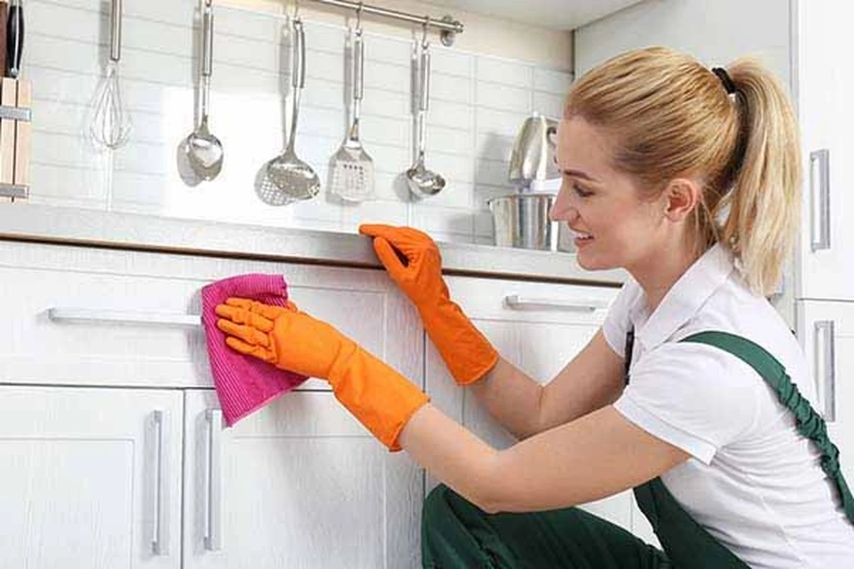 El error que congela la vida de tus muebles de cocina: Por qué pasar un paño seco es clave - image 1
