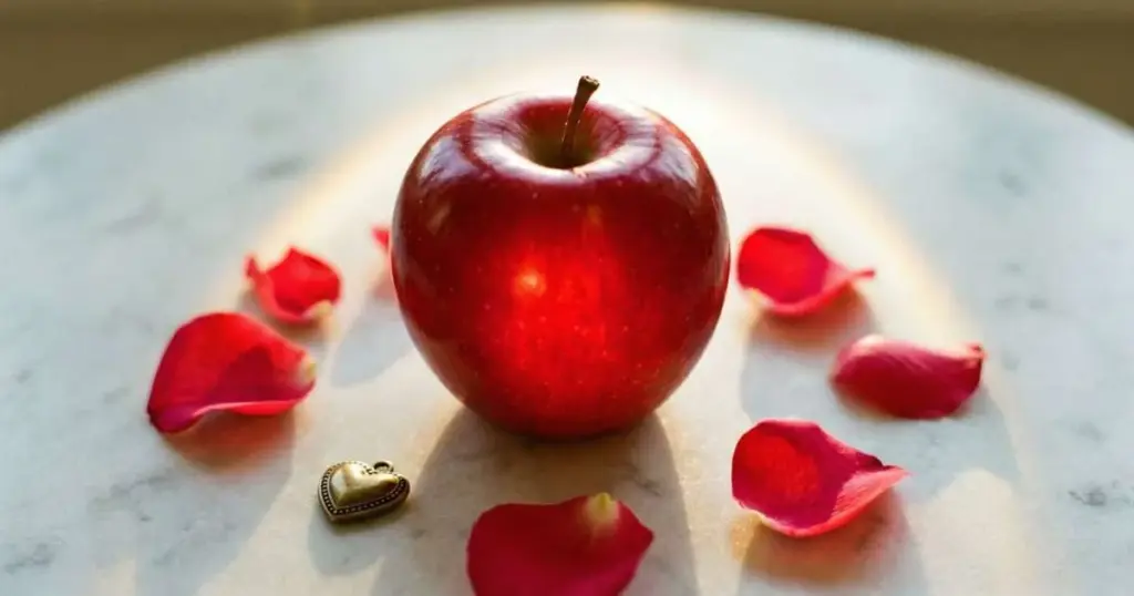 El hechizo de la manzana roja para el amor: 3 secretos que pocos conocen