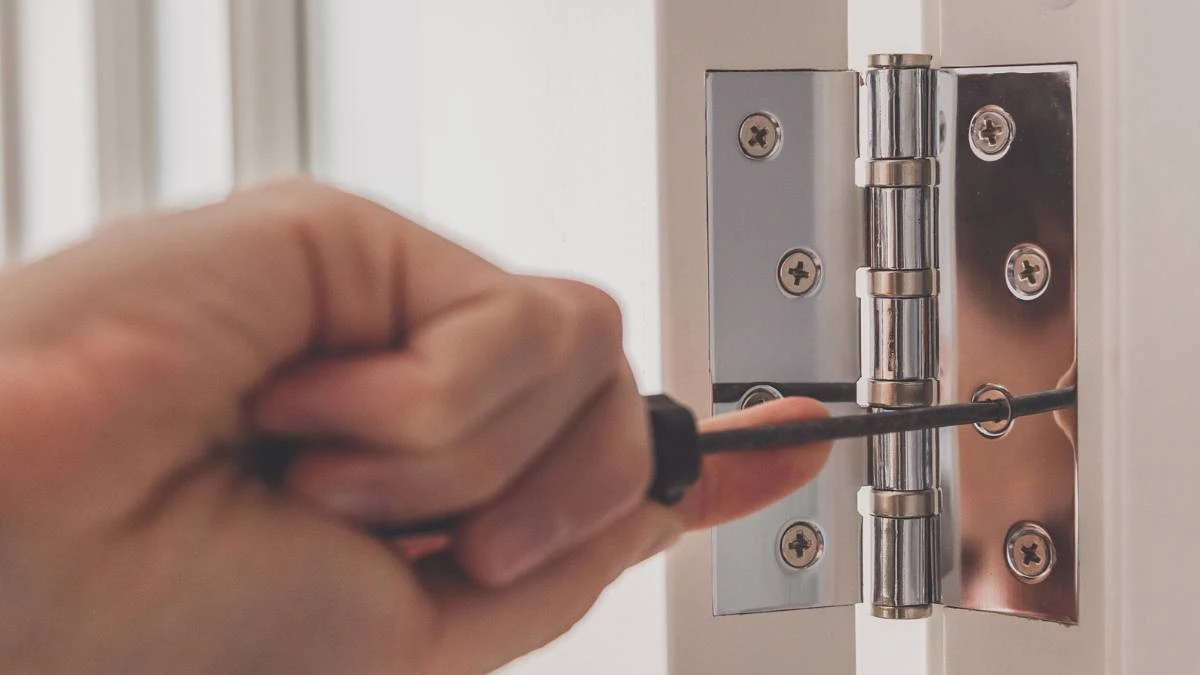 El increíble secreto del lápiz común para eliminar el chirrido de las puertas - image 1