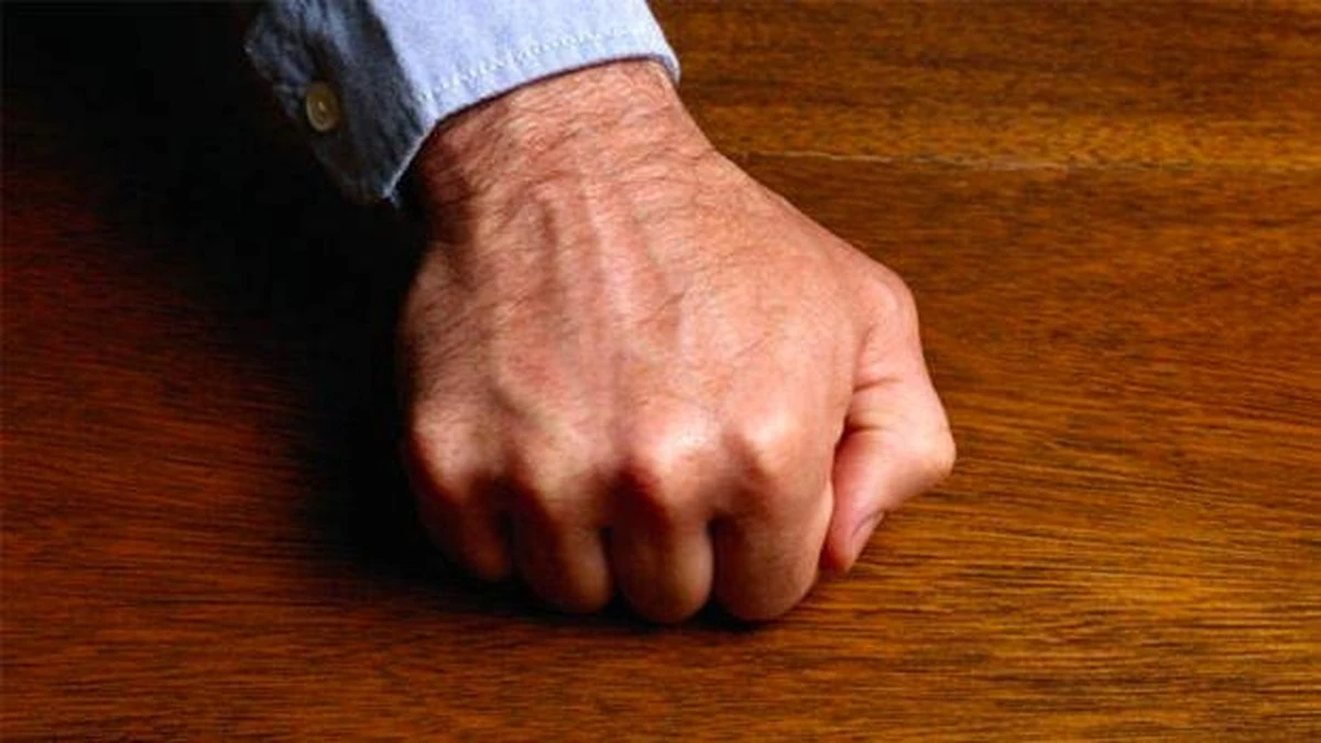 El misterio de golpes: por qué llevamos 3 golpes en la madera para ahuyentar la mala suerte - image 1