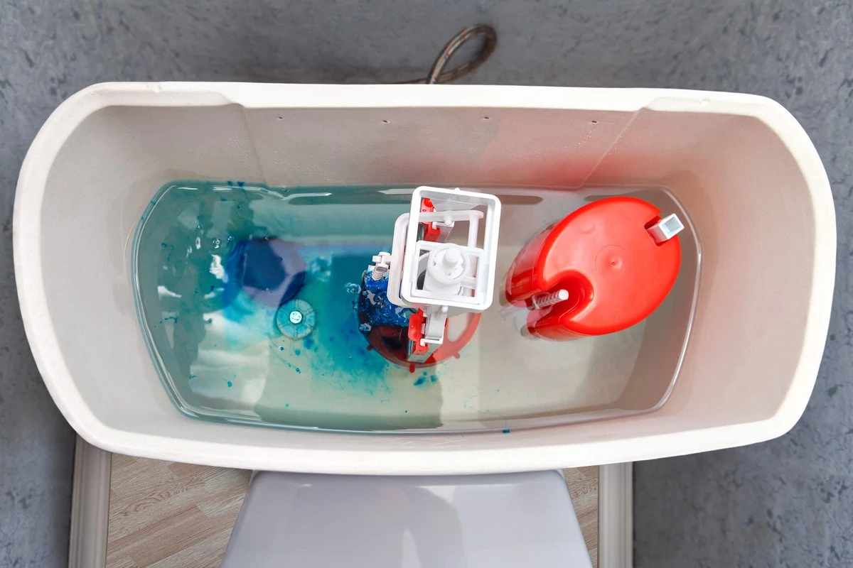 El misterio del agua del inodoro: Por qué cambia de color después de limpiar (y qué hacer para solucionarlo) - image 1