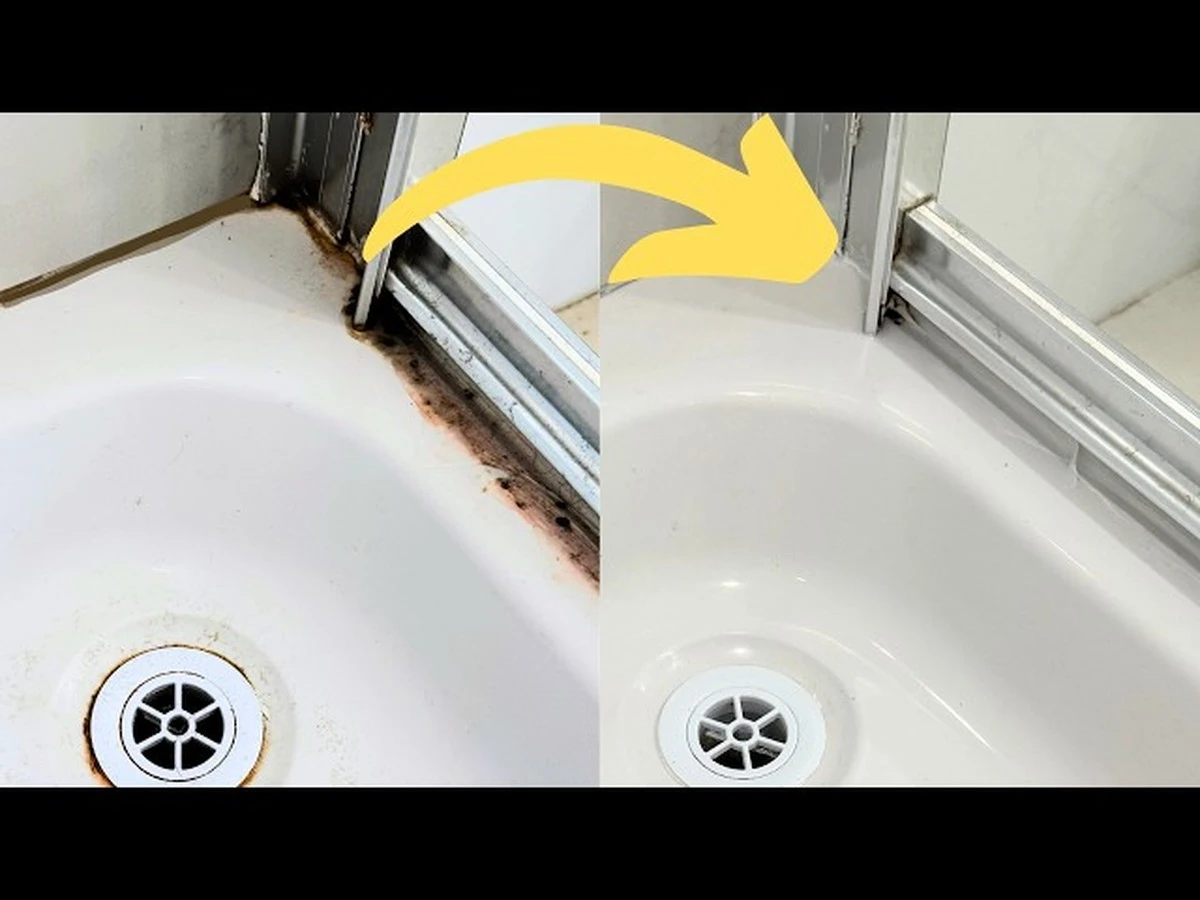 El ritual anual de 5 minutos para eliminar el moho del baño (sin lejía) - image 1