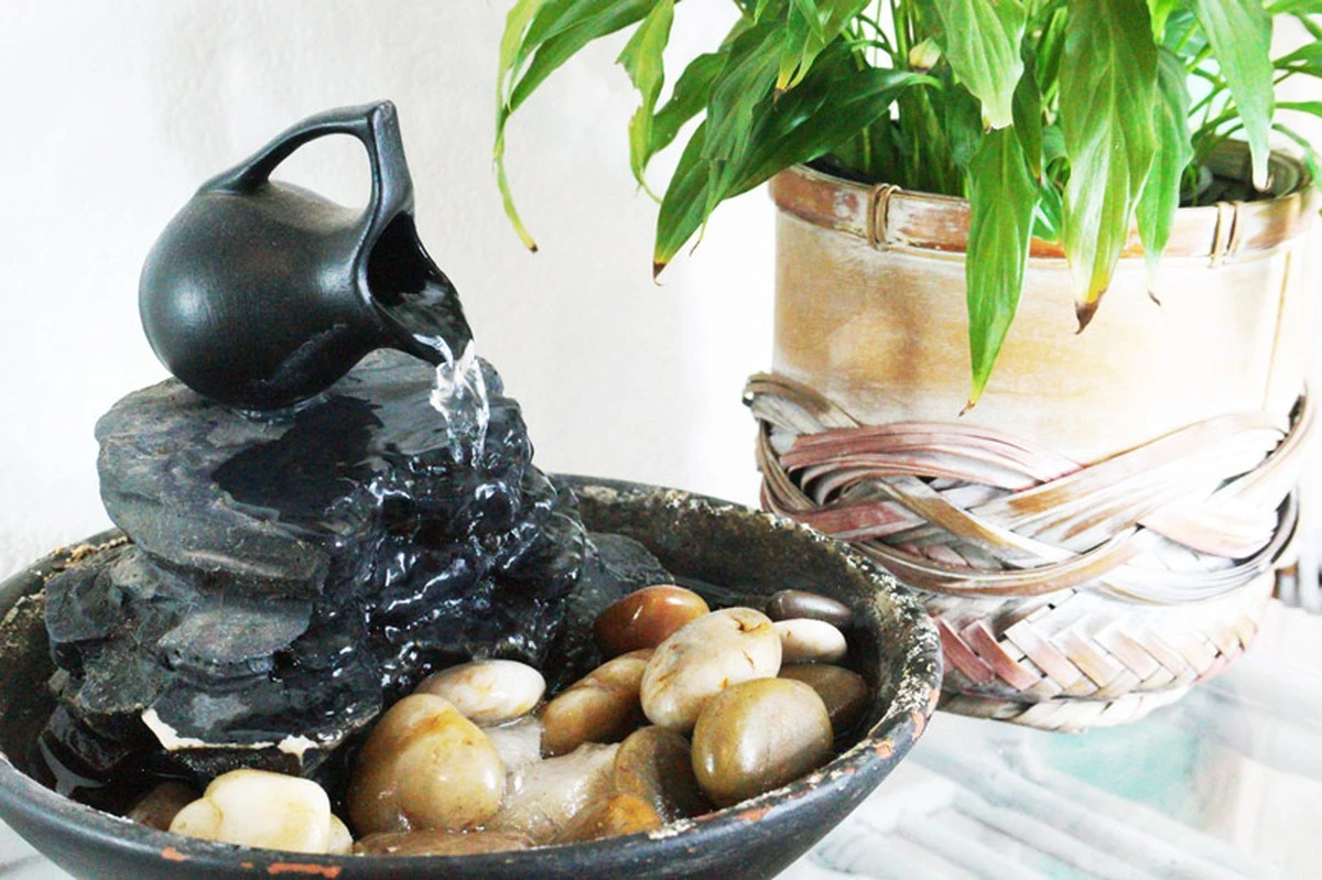 El secreto ancestral del Feng Shui: Por qué dejar un vaso de agua en tu mesita de noche transforma tu energía - image 1