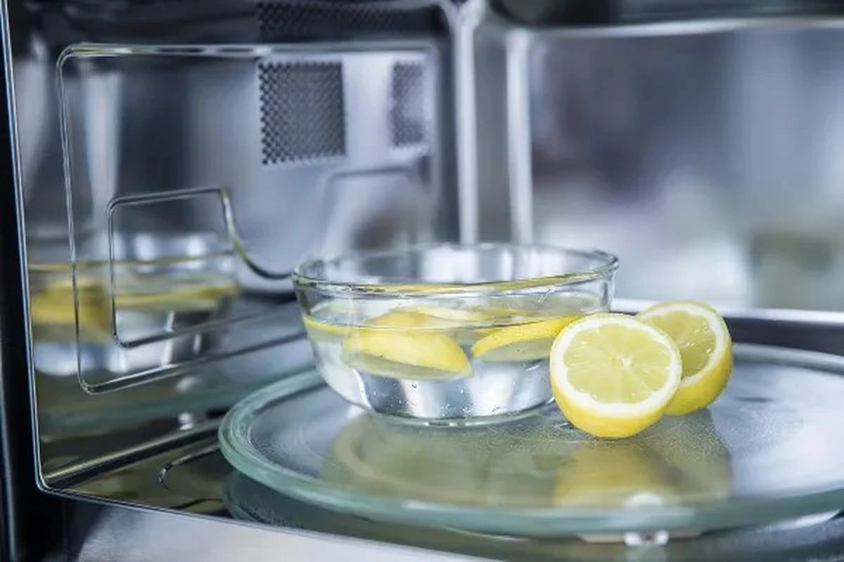 El truco del limón en el microondas que elimina olores y grasa en 3 minutos de vapor - image 1