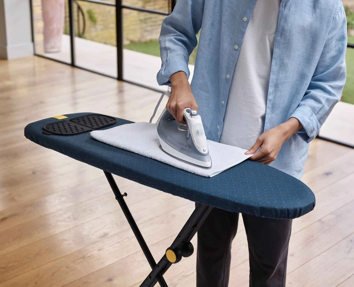 El truco del papel de aluminio bajo la tabla de planchar que te ahorrará tiempo (y energía) - image 1
