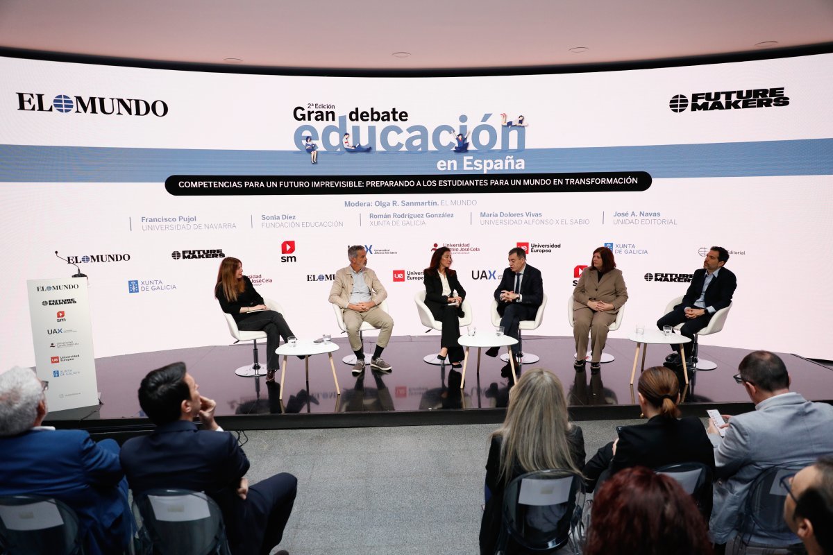 De izqda. a dcha.: Olga Rodríguez Sanmartín (EL MUNDO), Francisco Pujol (Universidad de Navarra), Sonia Díez (Fundación Educación), Román Rodríguez (Xunta de Galicia), María Dolores Vivas (Universidad Alfonso X El Sabio) y José A. Navas (Unidad Editorial).