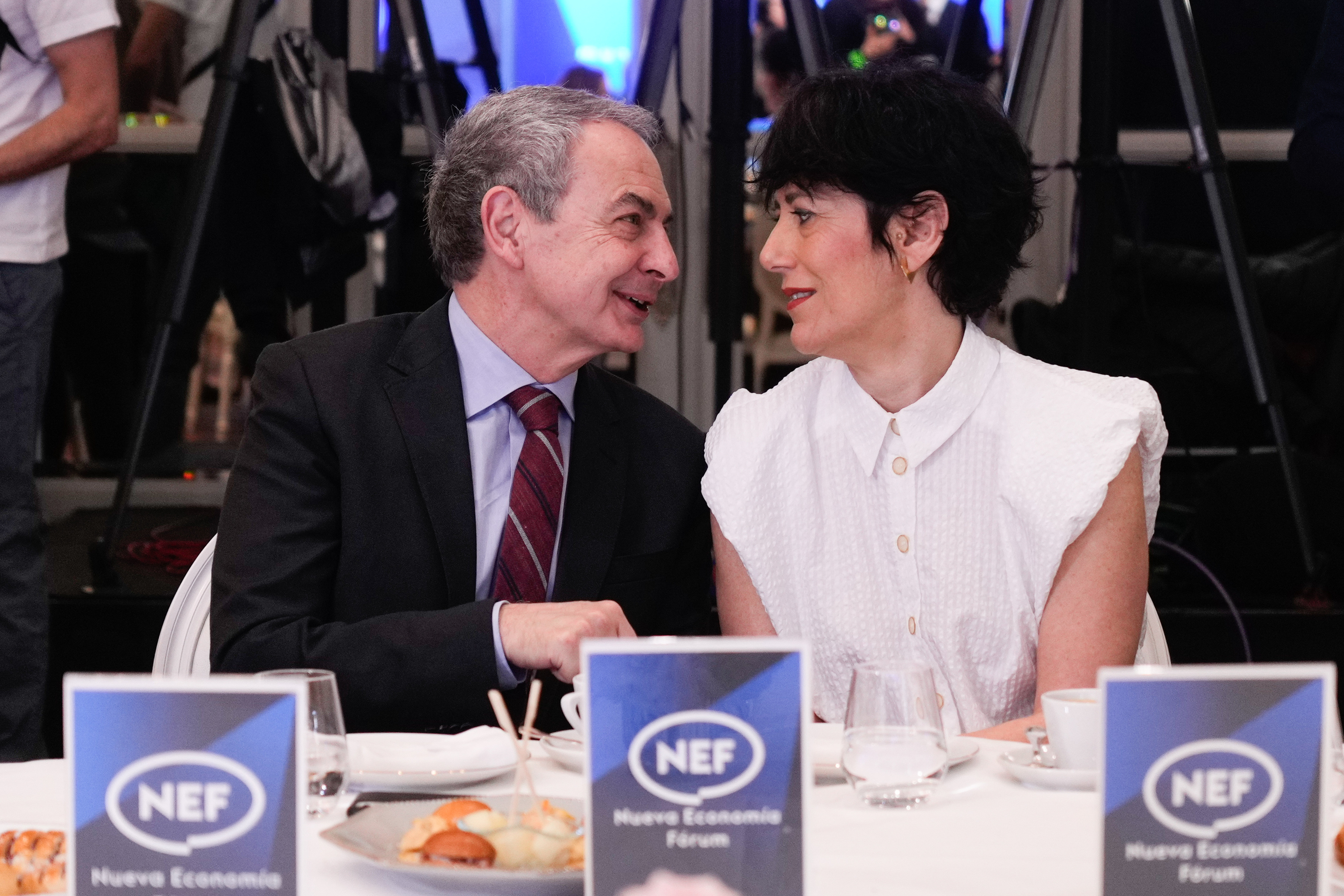 La ministra de Inclusión, Seguridad Social y Migraciones, Elma Saiz y el ex presidente José Luis Rodríguez Zapatero este jueves en el Foro de la Nueva Economía