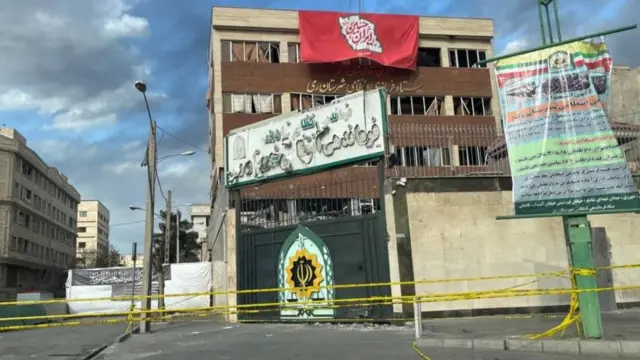 Edificios en una calle vacía de Teherán