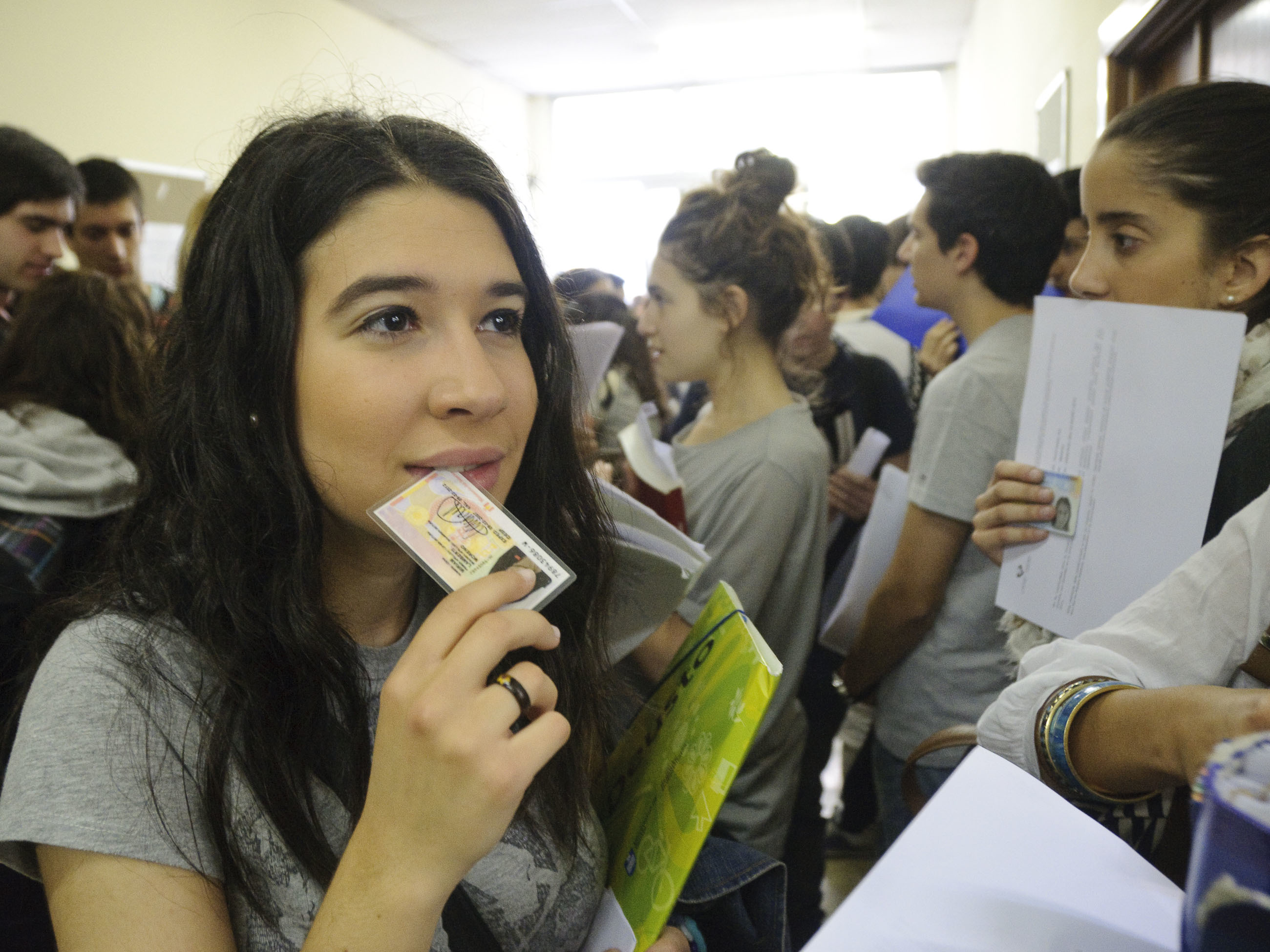 Alumnos esperan para hacer la Selectividad.