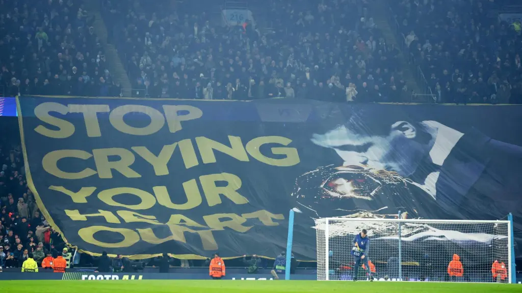 La pancarta sobre Rodri con burla hacia Vinicius de los aficionados del Manchester City