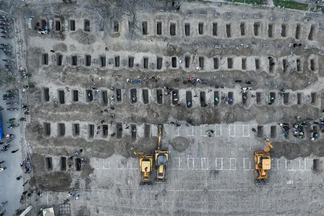 Una vista aérea del sitio donde decenas de tumbas estaban siendo excavadas en Minab