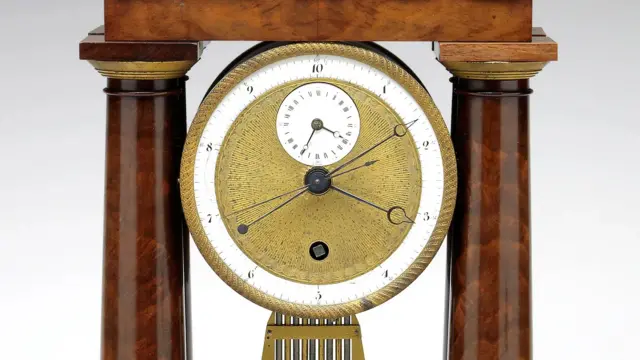 Un reloj decimal muestra el nuevo sistema horario introducido por el gobierno revolucionario francés en el siglo XVIII