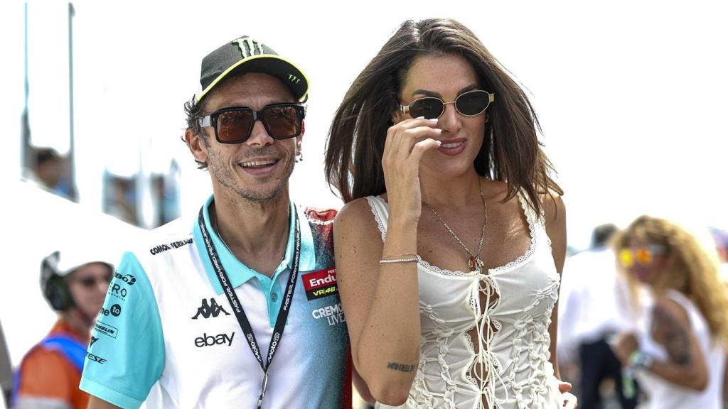 Valentino Rossi, junto a su mujer Francesca, durante el GP de Italia la temporada pasada.