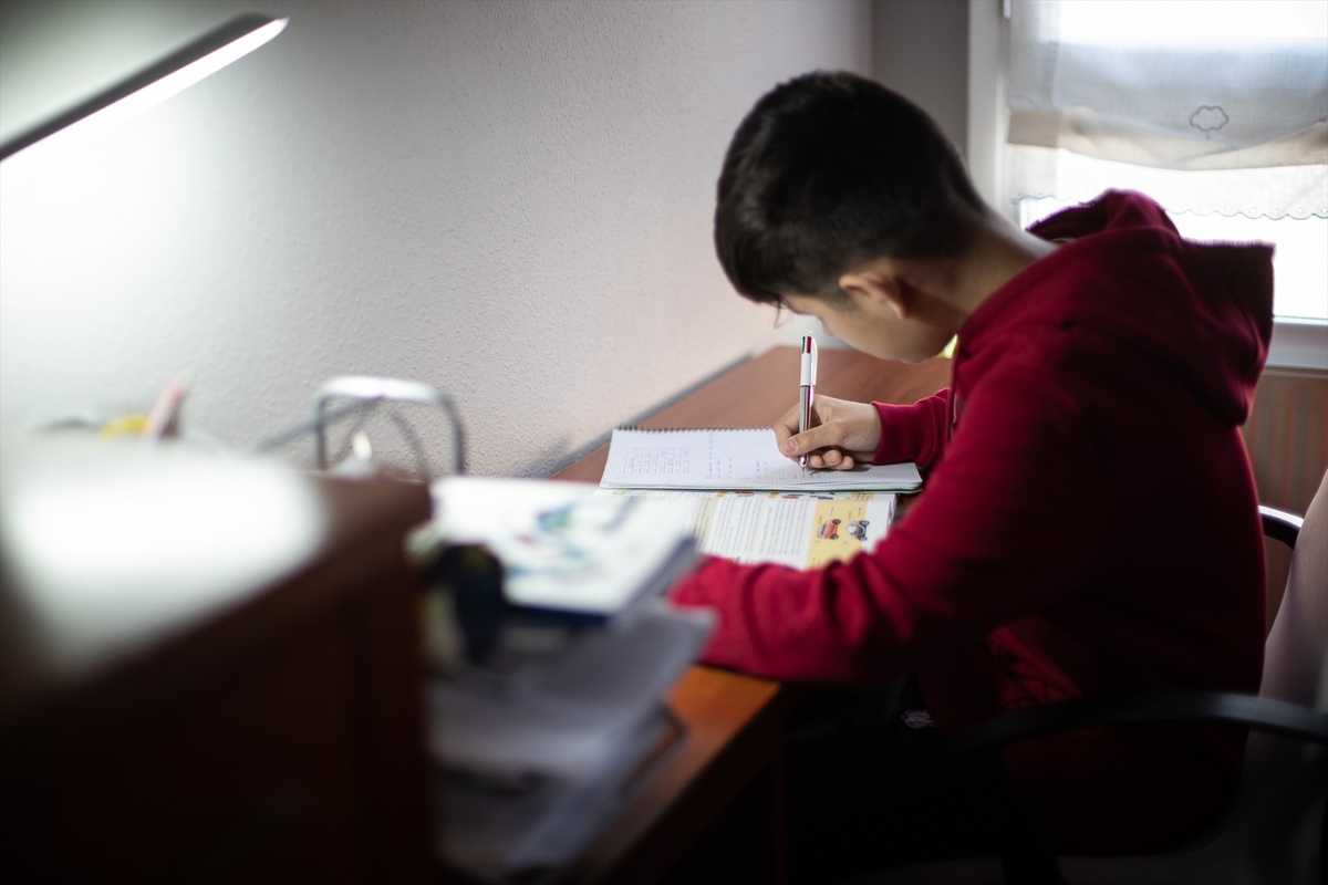 Un niño realiza sus deberes