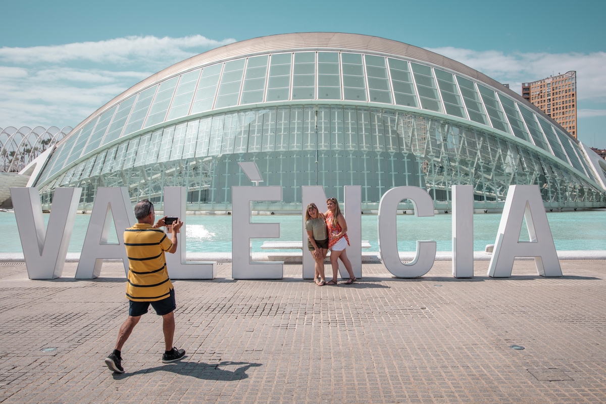 Dos personas se fotografían frente