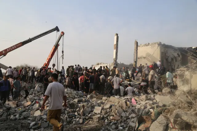 Rescatistas en el sitio de la explosión