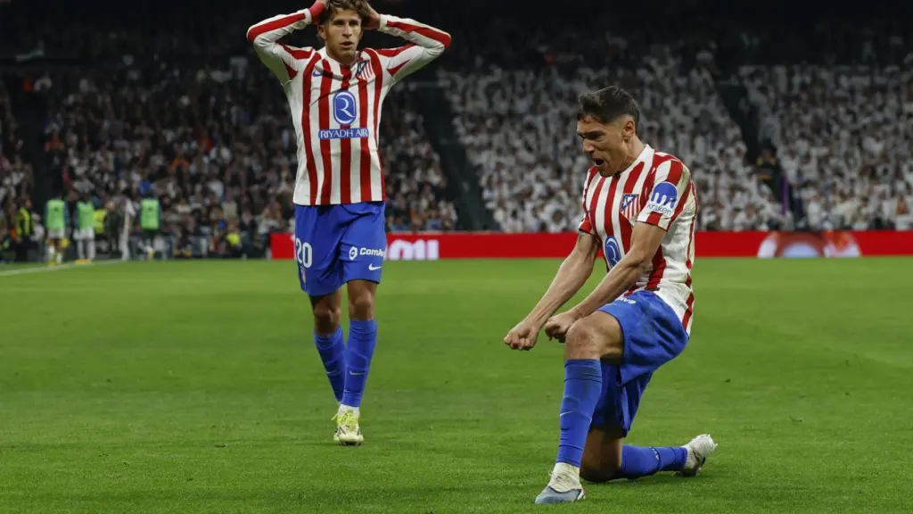 Nahuel Molina celebra su gol contra el Madrid y Giuliano, atrás, no se lo cree