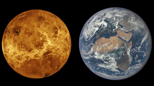 Dos planetas de tamaño similar: Venus a la izquierda es de color amarillo oscuro con remolinos y cráteres de color más claro visibles; la Tierra a la derecha es azul, con masas de tierra marrones y verdes y remolinos blancos.