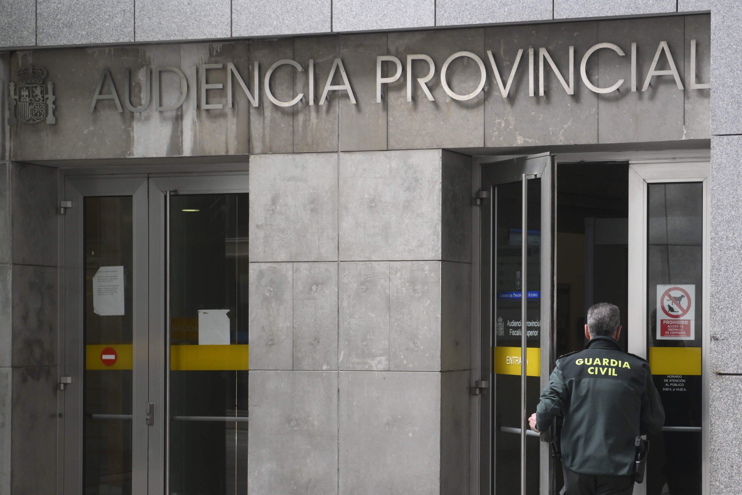 Fachada de la Audiencia de Oviedo donde se juzga al matrimonio que mantuvo encerrados a sus tres hijos.