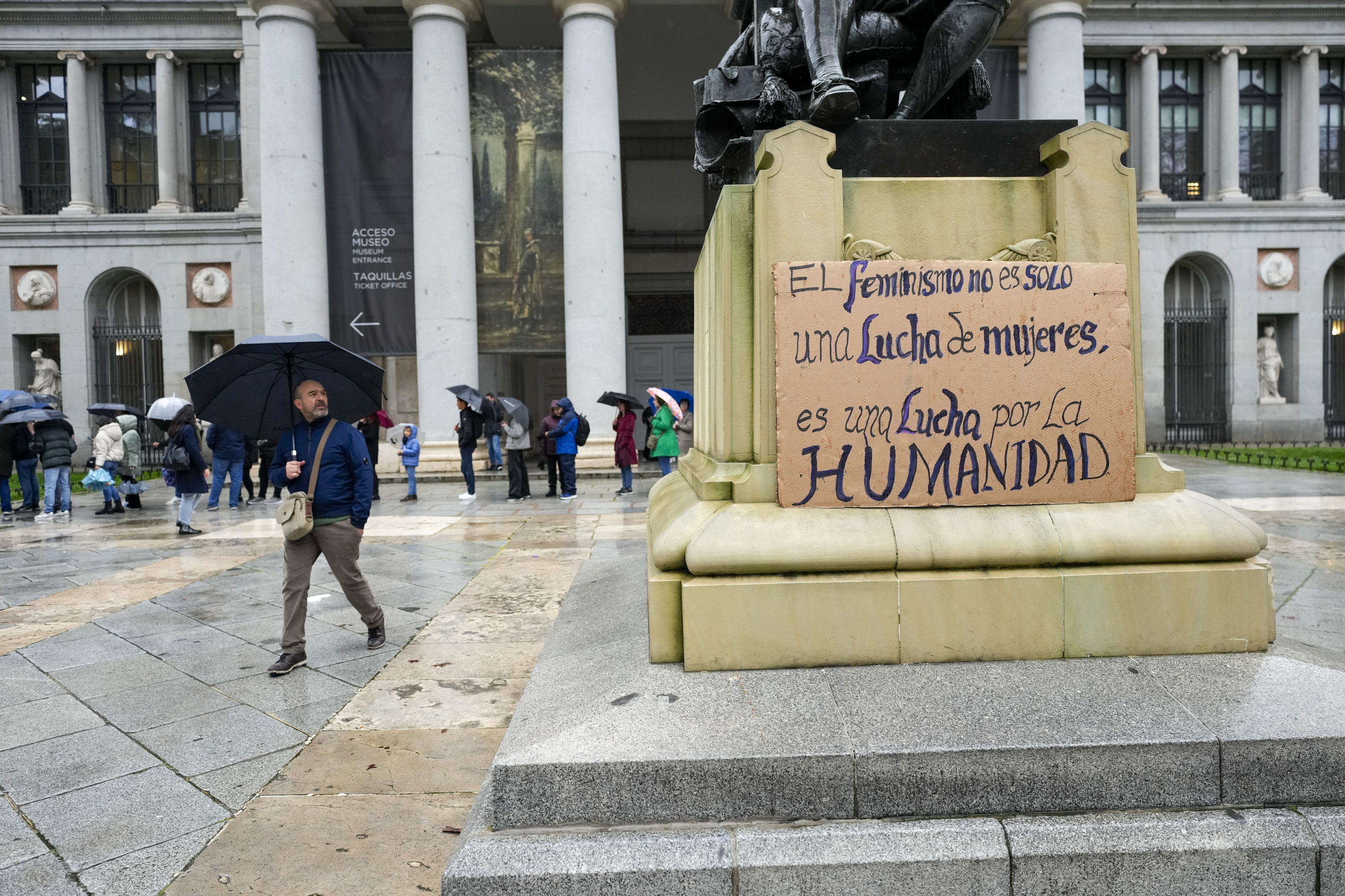 Una pancarta frente al Museo del Prado durante la manifestación del 8-M de 2025.